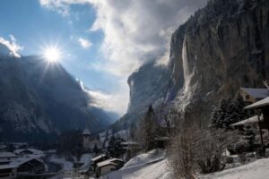 From Zurich: Grindelwald, Lauterbrunnen & Interlaken Tour - Lake Lungern: the calm break that makes the mountains feel bigger