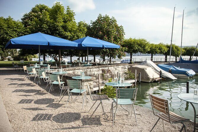 Lake Zurich boat tour for an afternoon ! - Into the city by boat: the Limmat river under the Quaibrücke