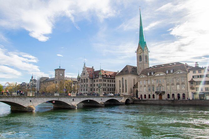 Private Tour of Zurich in 60 minutes with a Local - Hilltop calm at Lindenhof: your viewpoint payoff