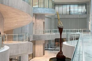 Tour in Lindt Home of Chocolate Museum From Zurich With pickup - The 9-Meter Chocolate Fountain and the Big-Entrance Moment