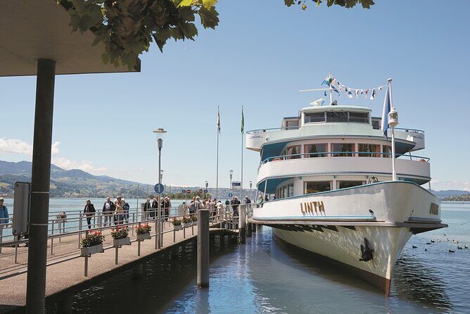 Zurich Highlights with Lake Cruise & Optional FIFA Museum Ticket - Altstadt Walking Tour: St. Peter and Fraumünster in Real Time