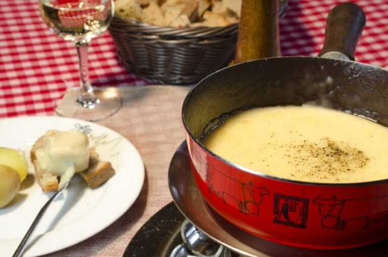 Zurich: Sunset Tour with Cheese Fondue - Lindt Home of Chocolate: where shopping feels like part of the story