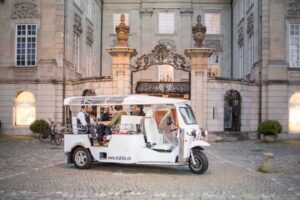 Zurich: Swiss Cheese Fondue and Wine e-Tuk-Tuk Tour - The fondue valaisanne moment: what you’ll eat and how it’s staged